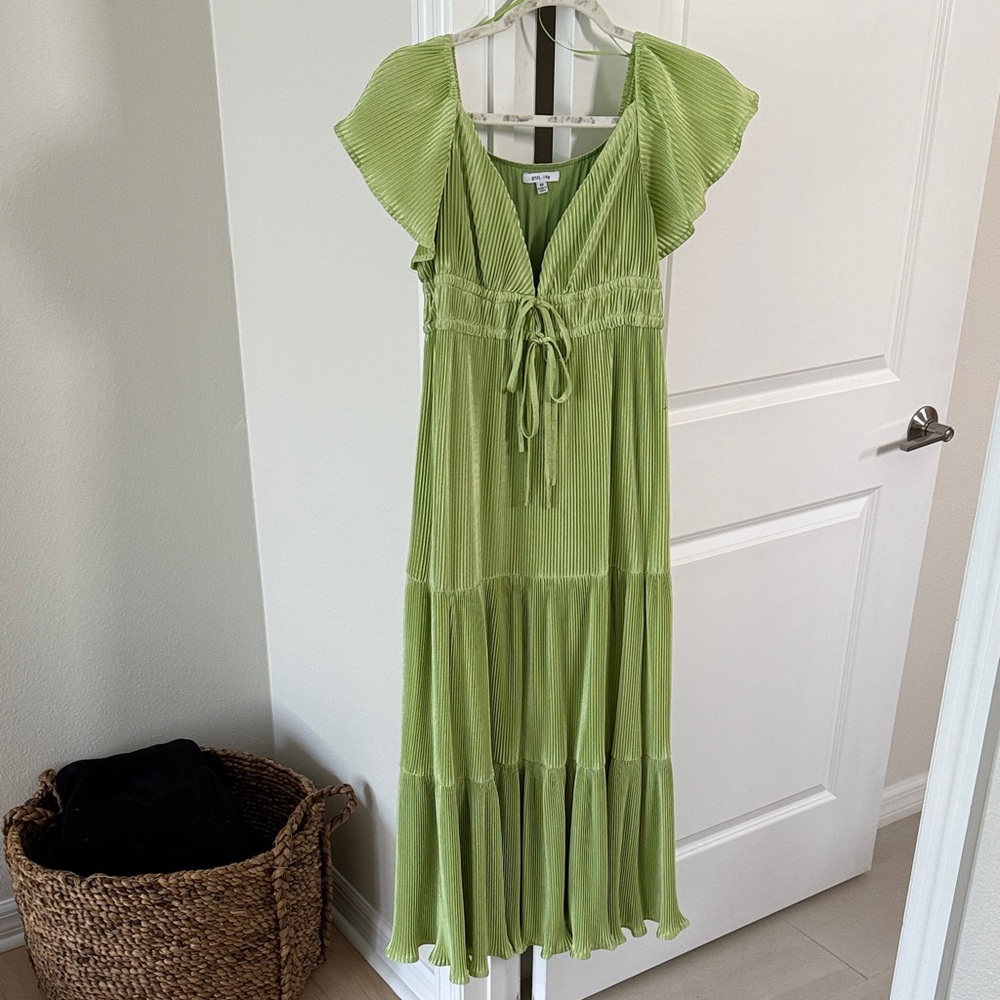 Chic Green Maxi Dress with Ruffle Sleeves